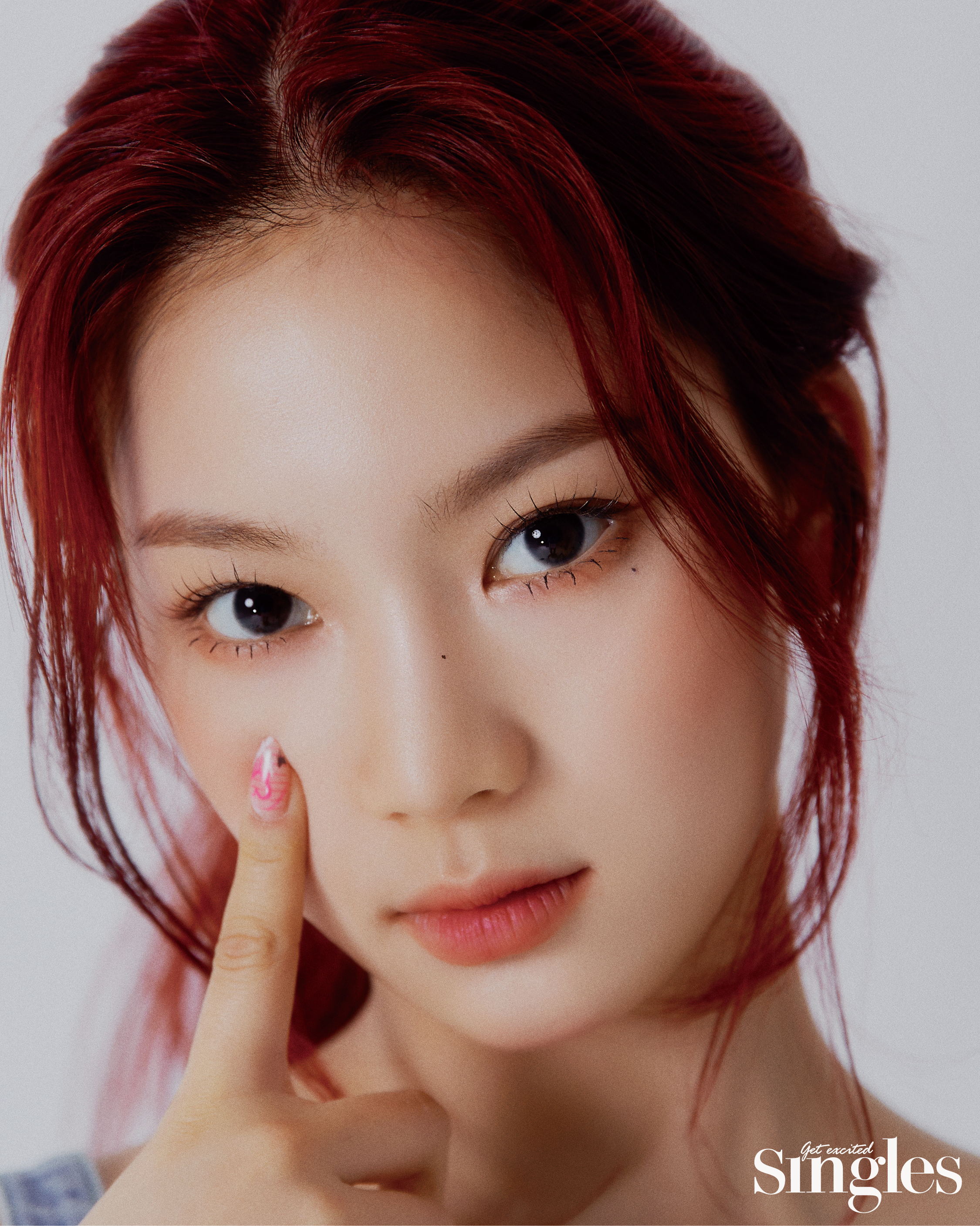 스테이씨 아이사가 낸시부의 데님 톱과 데님 스커트, 아디다스 오리지널스의 스니커즈를 착용하고 촬영한 싱글즈 화보